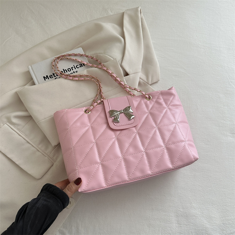 Shopper Tasche für Damen ⎜ Gepolsterte Umhängetasche mit Kettengurt und großer Schleife für stilvolle Outfits