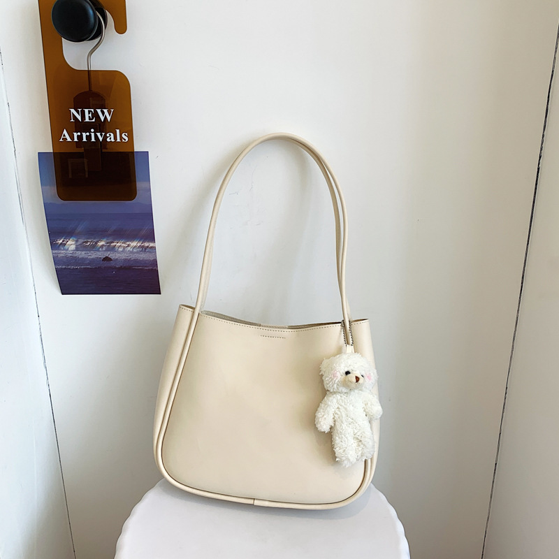 Shopper-Tasche für Damen ⎜ Geräumige Schultertasche im lässigen Stil mit süßem Anhänger für Alltag und Freizeit