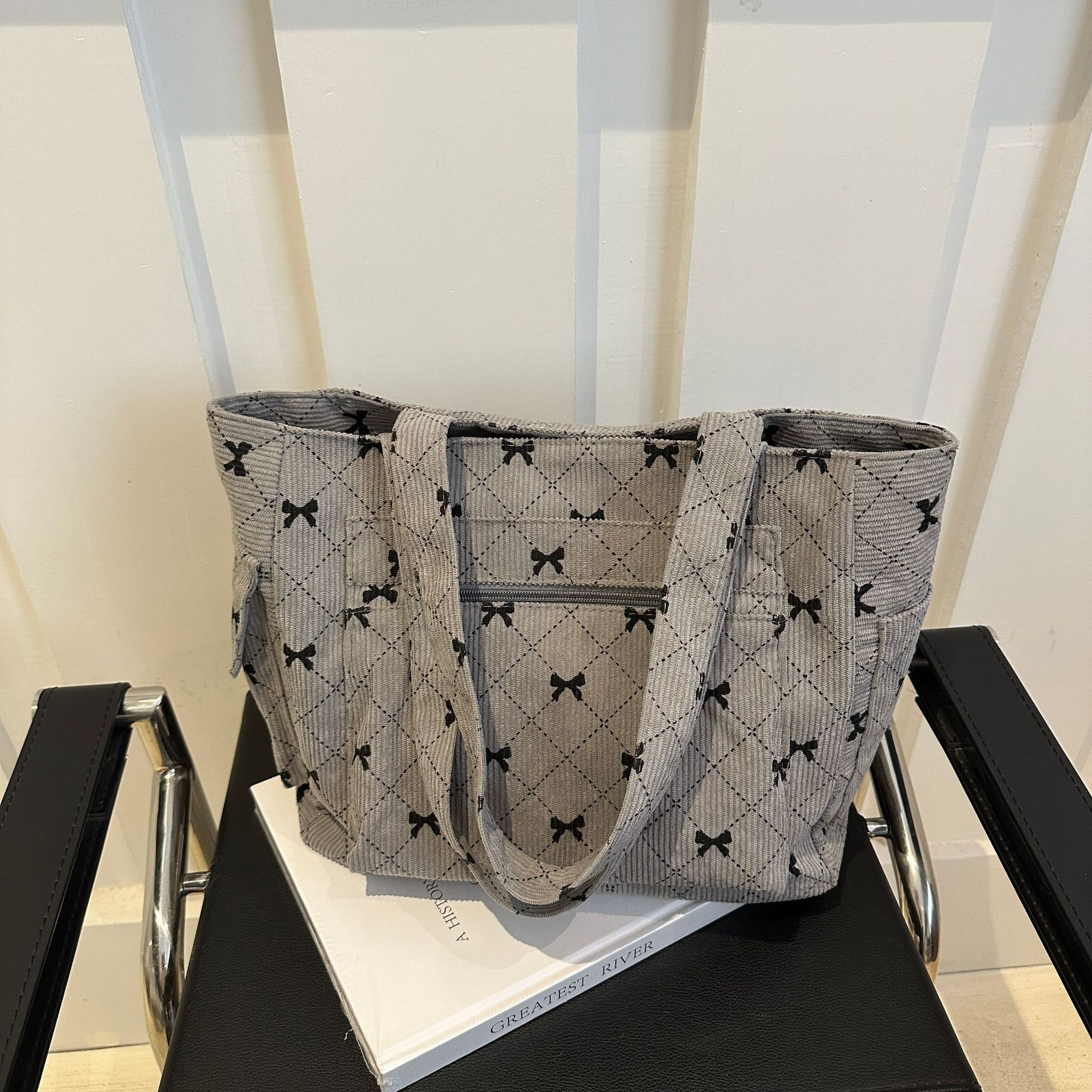 Tote Bag für Damen ⎜ Modische Schultertasche mit Schleifenmuster für Alltag und Freizeit