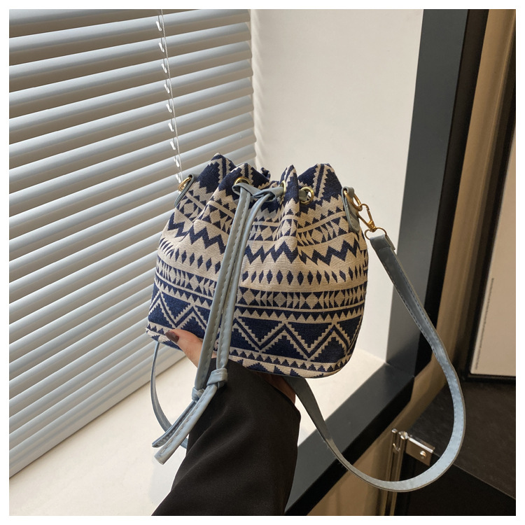 Umhängetasche im Retro-Stil ⎜ Praktische Beuteltasche mit trendigem Muster und verstellbarem Schultergurt