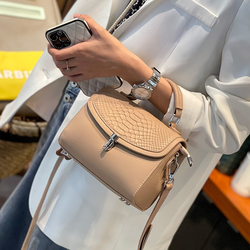 Umhängetasche für Damen ⎜ Elegante Schultertasche mit Klappe und Tragegriff