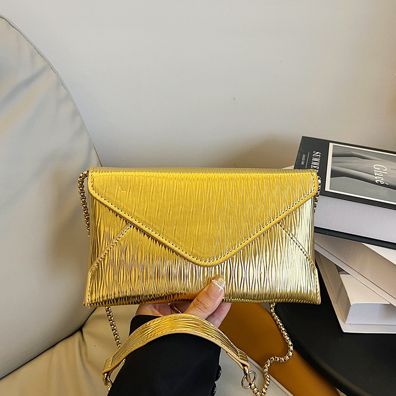 Umhängetasche für Damen ⎜ Glänzende Schultertasche mit Umschlagdesign und großem Stauraum