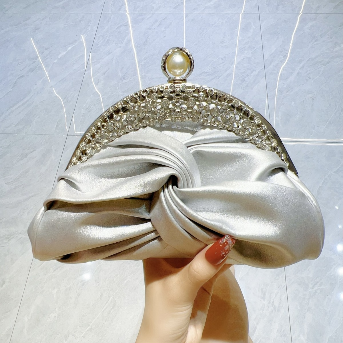 Elegante Clutch für Damen ⎜ Stilvolle Abendtasche mit funkelndem Schmuckakzent und edlem Design