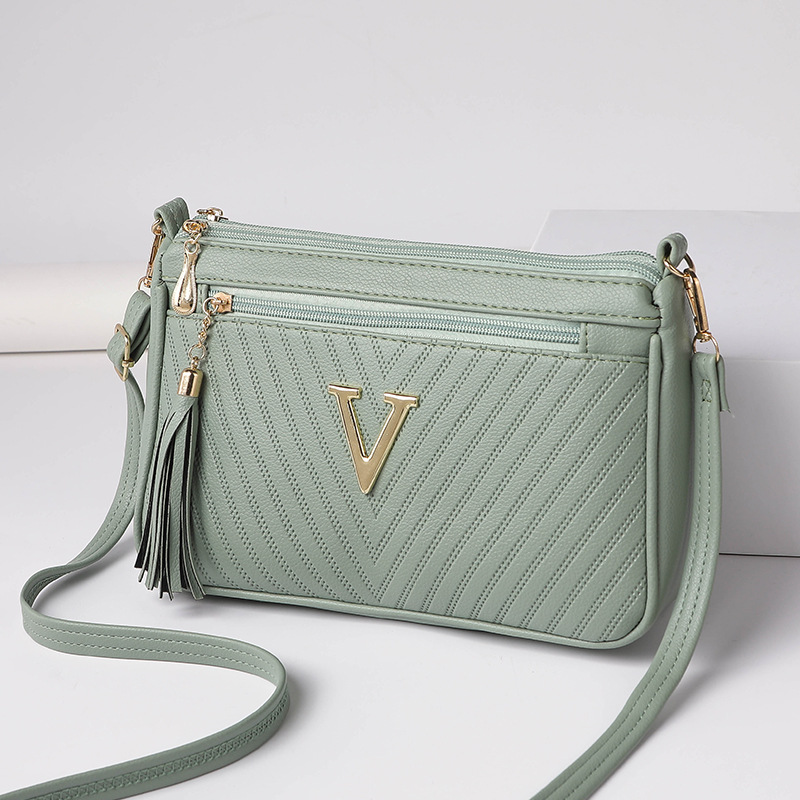 Umhängetasche für Damen ⎜ Kompakte Schultertasche mit Reißverschluss und Quaste für Alltag und Ausgehen