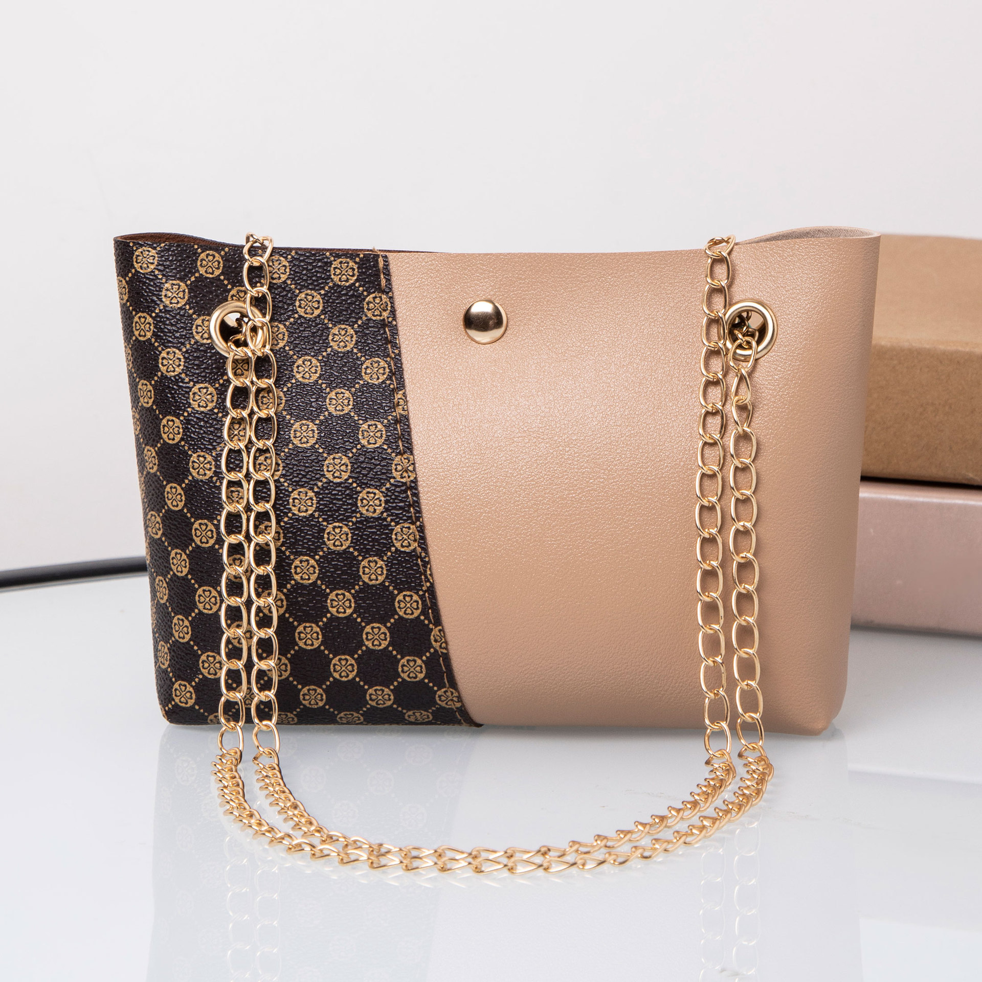 Umhängetasche für Damen ⎜ Elegante Schultertasche mit Kettenriemen und gemustertem Design für Ausgehen und Events