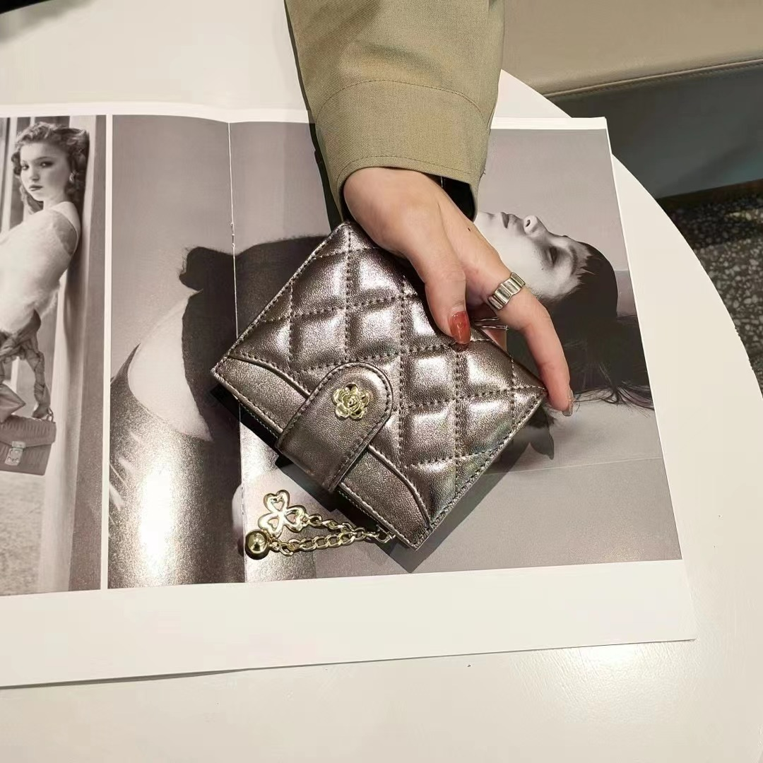 Damen Kurz-Geldbörse mit Steppung ⎜ Zweifach faltbare Brieftasche mit Zieranhänger und Druckknopfverschluss