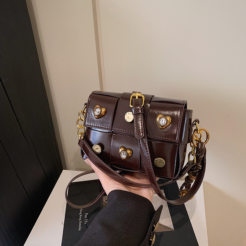 Umhängetasche für Damen ⎜ Kleine Schultertasche mit Nieten und Herzdetails für stilvolle Outfits