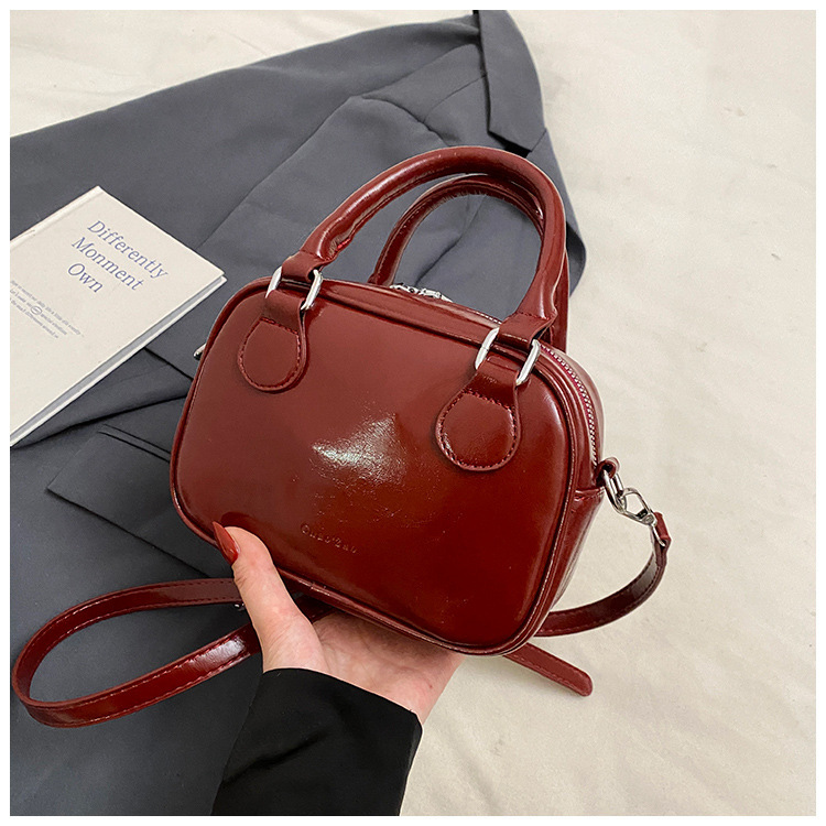 Damen Handtasche mit Umhängeriemen ⎜ Kompakte Schultertasche im eleganten Look für Alltag und Freizeit