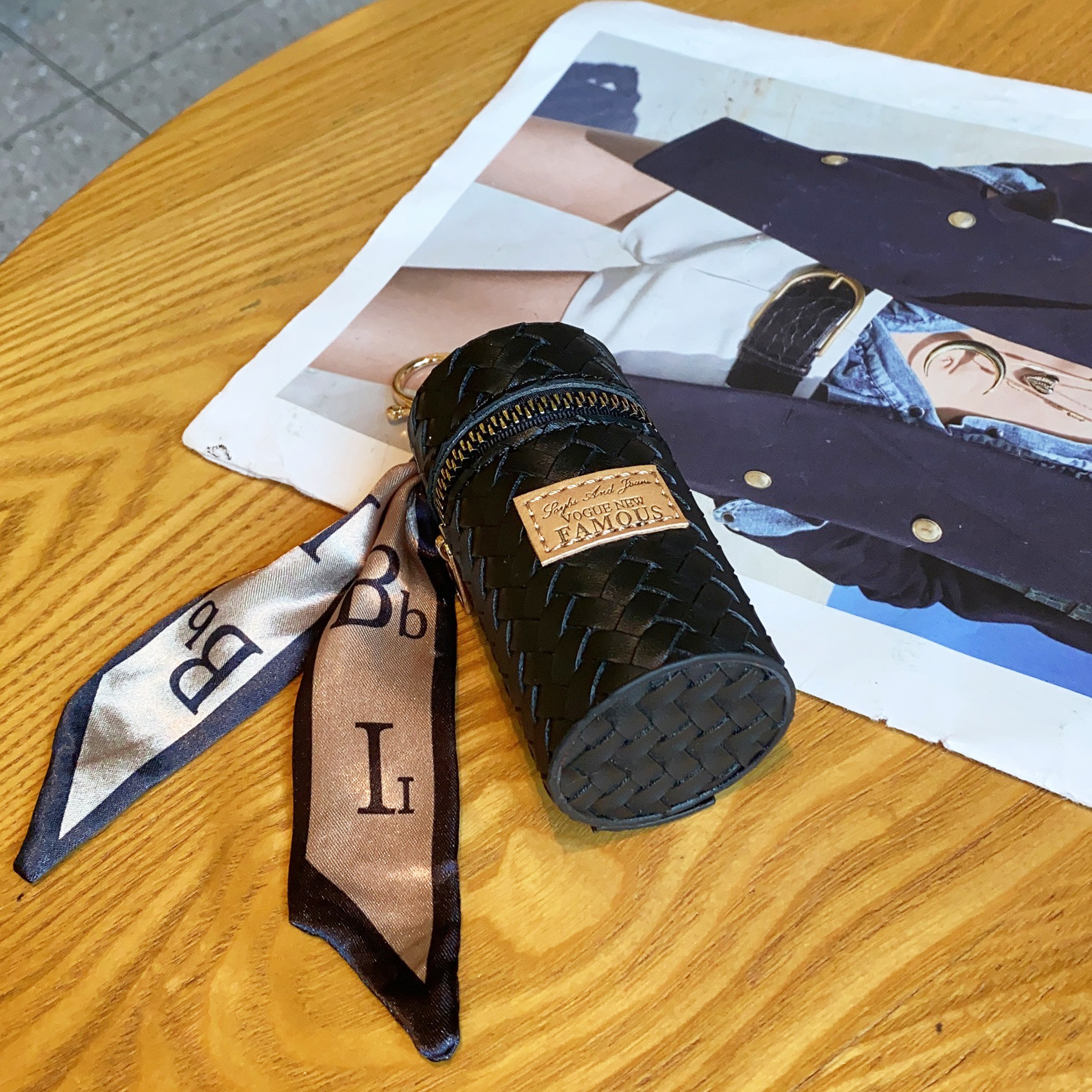Mini Kosmetiktasche mit Anhänger ⎜ Stilvolle Zylindertasche für Münzen, Lippenstift und Kleinigkeiten unterwegs