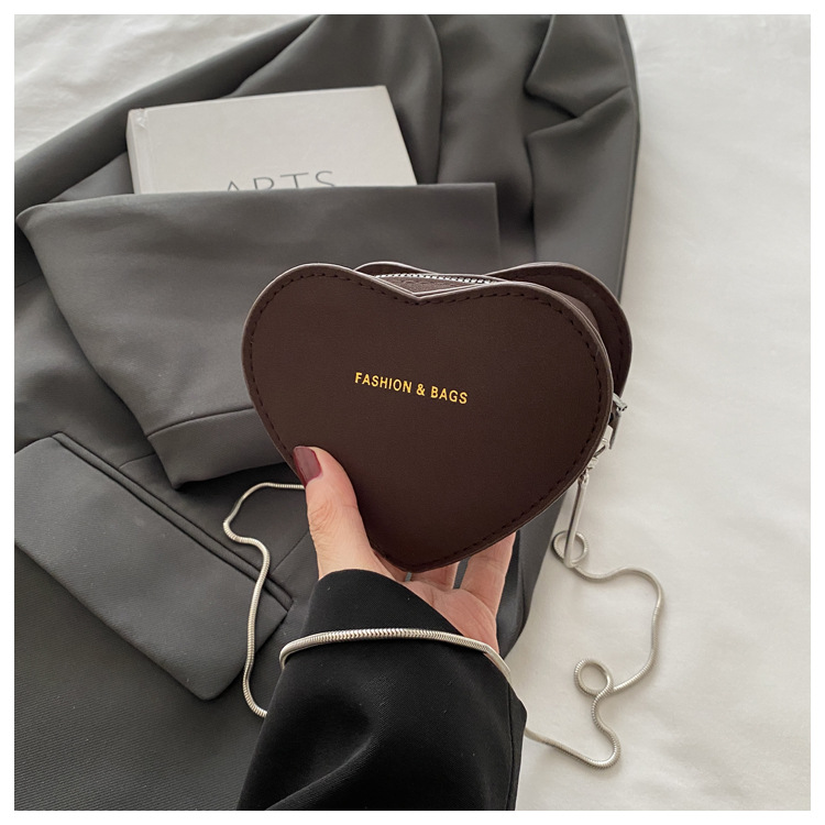 Umhängetasche für Damen ⎜ Retro-Minibag in Herzform mit Kette für stylische Outfits und besondere Anlässe