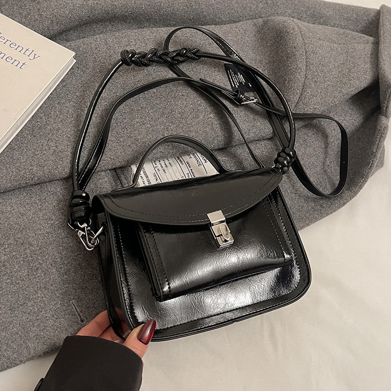 Damen Umhängetasche im Retro-Stil ⎜ Kleine quadratische Handtasche mit Griff für Alltag und Freizeit