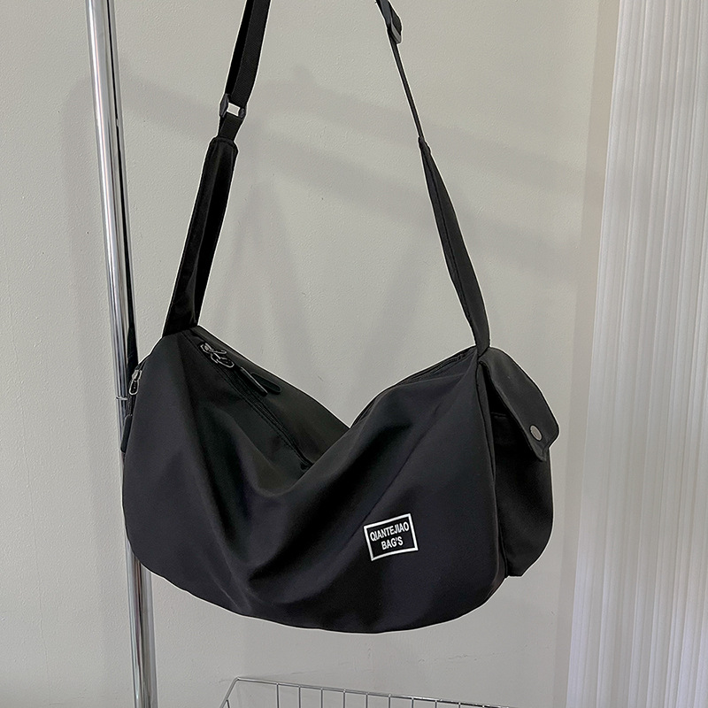 Sportliche Schultertasche für Damen ⎜ Leichte Umhängetasche aus Nylon mit viel Stauraum für Alltag und Reisen