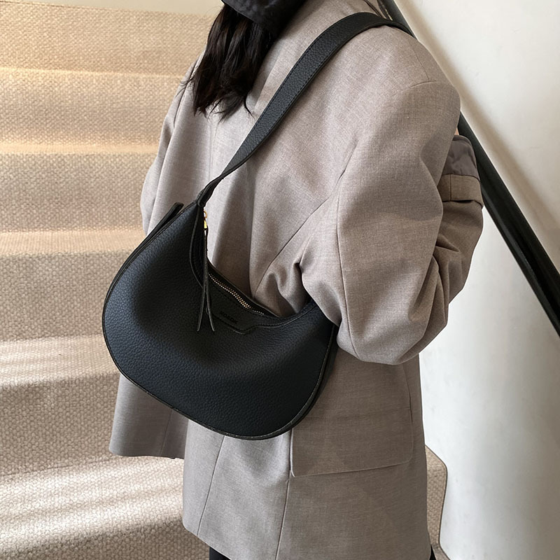 Schultertasche im Halbmond-Design ⎜ Modische Umhängetasche für Damen mit Struktur und Reißverschluss