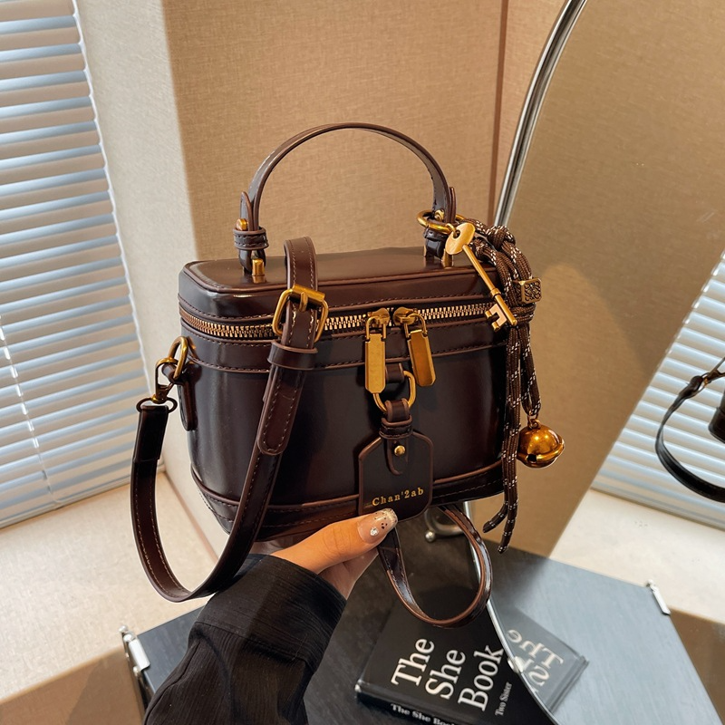 Umhängetasche für Damen ⎜ Retro Schultertasche in Boxform mit Reißverschluss und dekorativem Anhänger