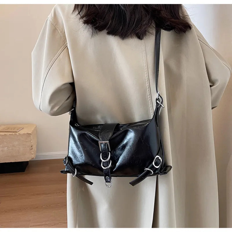 Schultertasche für Damen ⎜ Modische Underarm-Bag aus Lackleder mit Schnallen und großem Stauraum für den Alltag