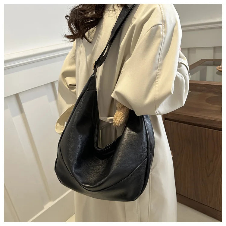 Damen Umhängetasche ⎜ Lässige Schultertasche mit Weichem Design und Abnehmbarem Teddy-Anhänger