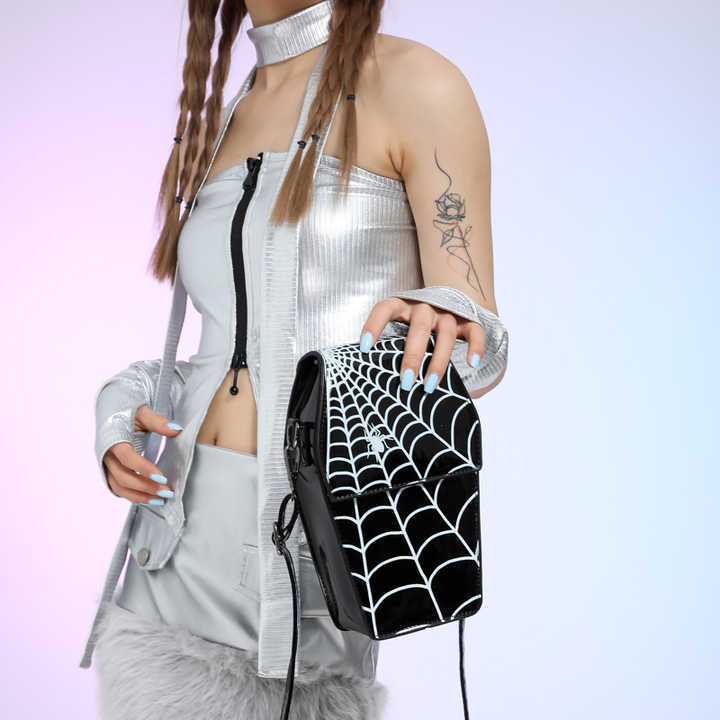 Umhängetasche für Damen ⎜ Stylische Schultertasche mit Spinnennetz-Muster für auffällige Streetwear-Looks