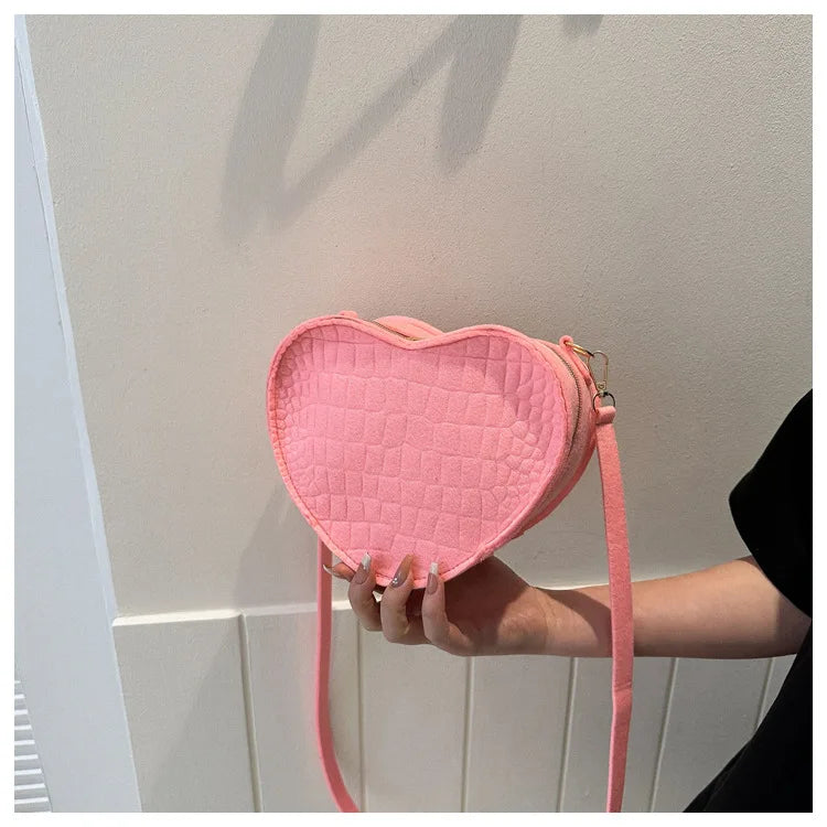 Umhängetasche für Damen ⎜ Gepolsterte Schultertasche in Herzform mit Reißverschluss für Alltag und Freizeit