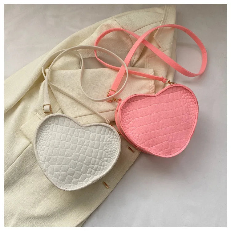 Umhängetasche für Damen ⎜ Gepolsterte Schultertasche in Herzform mit Reißverschluss für Alltag und Freizeit