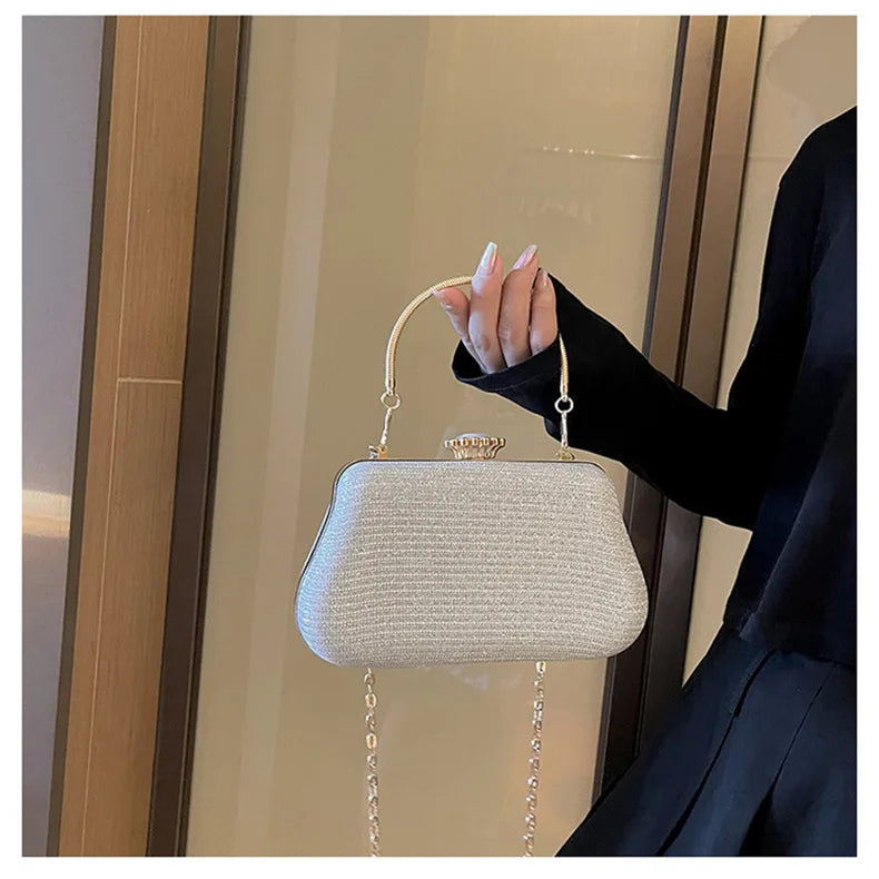 Damen Clutch mit Kette ⎜ Glänzendes Design mit Goldgriff für elegante Outfits und besondere Anlässe