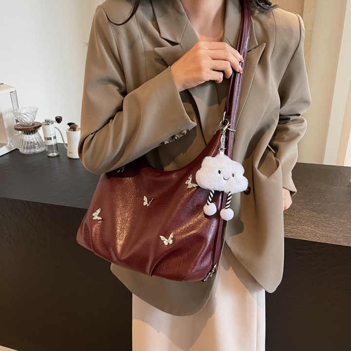 Umhängetasche für Damen ⎜ Große Schultertasche mit Schmetterlingsdetails und Anhänger für Alltag und Freizeit