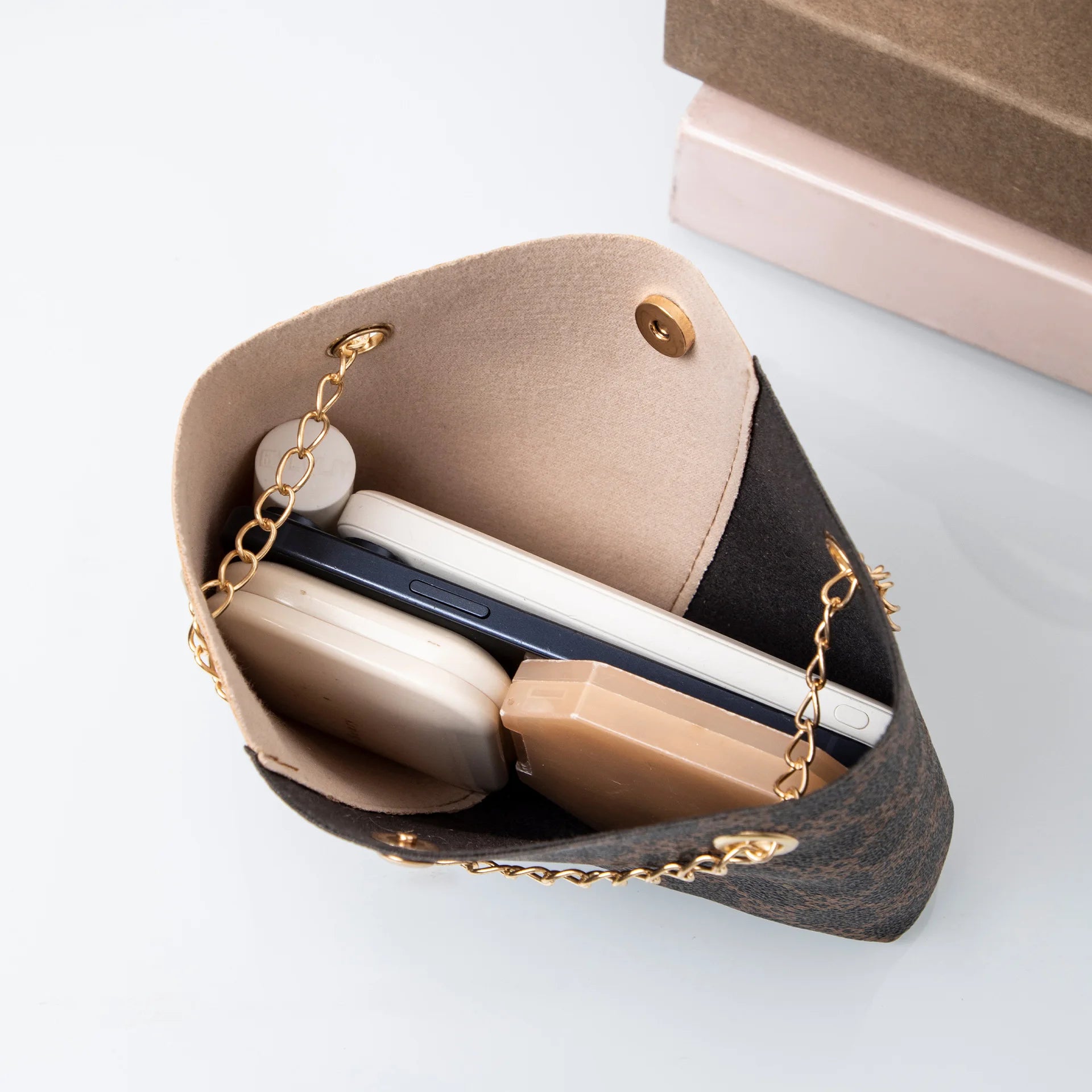 Umhängetasche für Damen ⎜ Elegante Schultertasche mit Kettenriemen und gemustertem Design für Ausgehen und Events