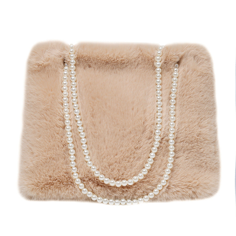 Umhängetasche für Damen ⎜ Weiche Plüsch-Tasche mit Perlenkette und großzügigem Stauraum für elegante Auftritte