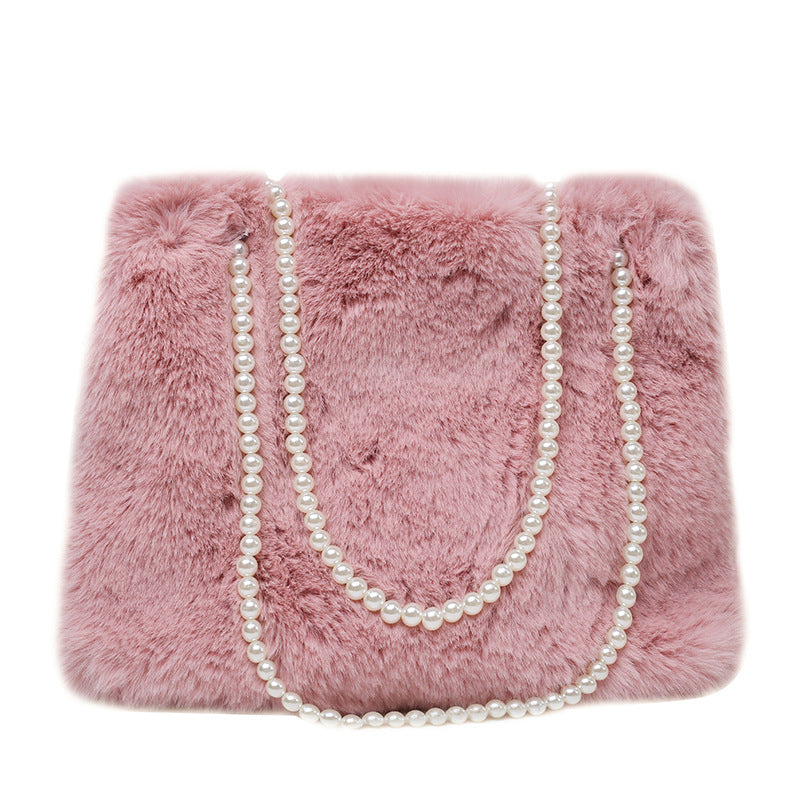 Umhängetasche für Damen ⎜ Weiche Plüsch-Tasche mit Perlenkette und großzügigem Stauraum für elegante Auftritte