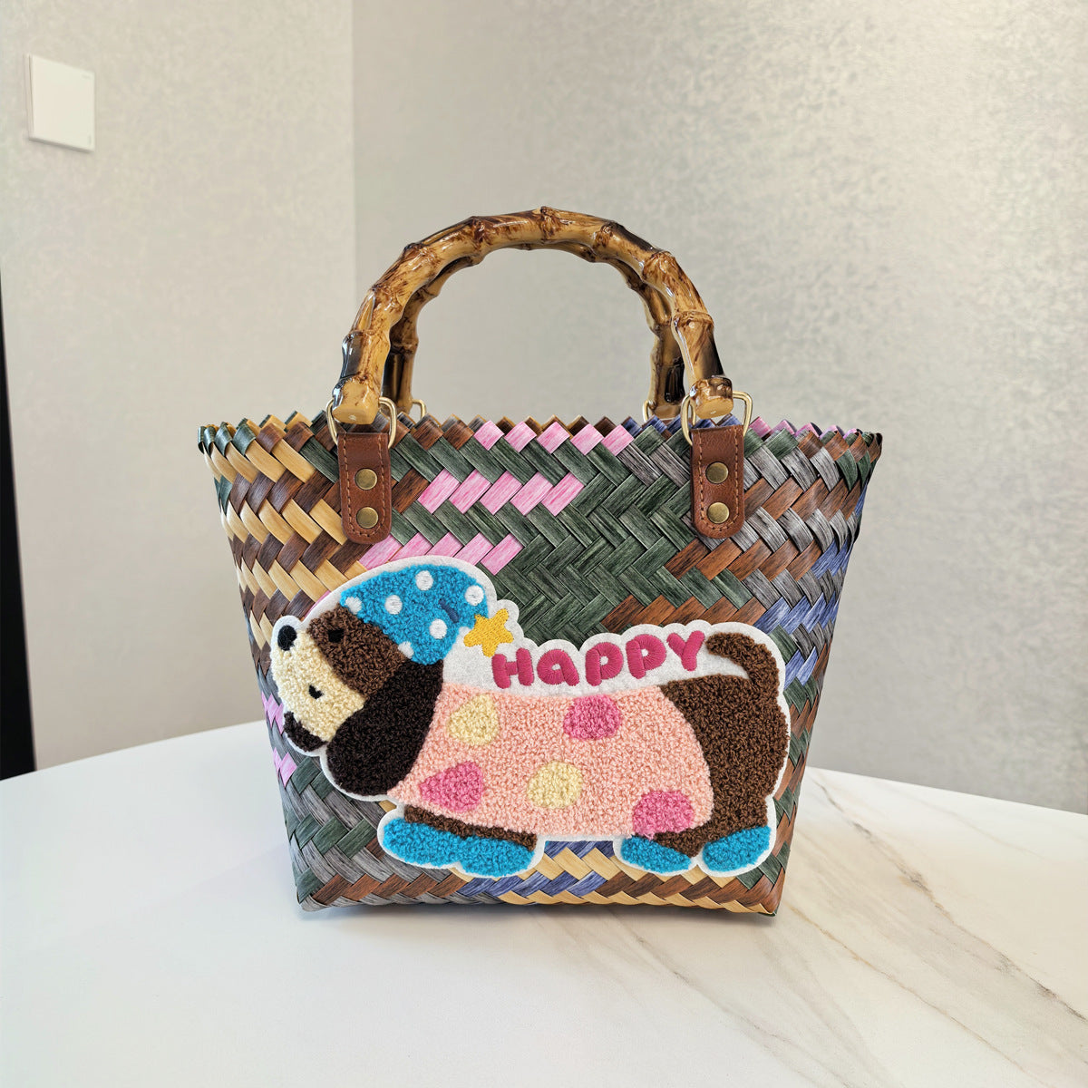 Strandtasche für Damen ⎜ Bunte Korbtasche im Vintage-Stil mit Hundemotiv und stabilen Henkeln