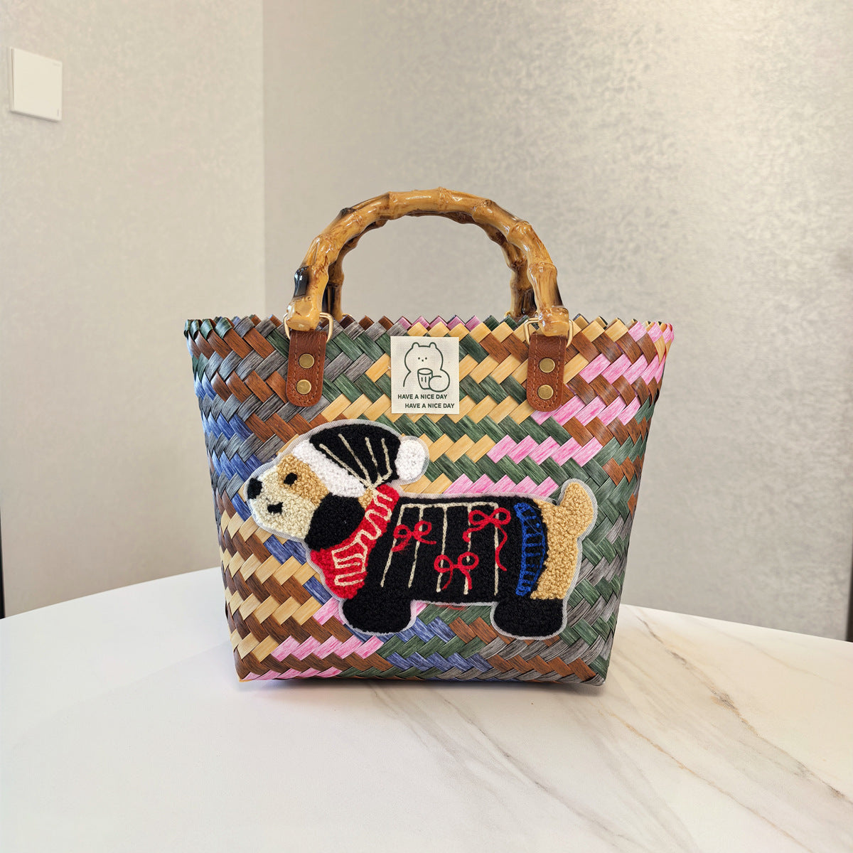 Strandtasche für Damen ⎜ Bunte Korbtasche im Vintage-Stil mit Hundemotiv und stabilen Henkeln