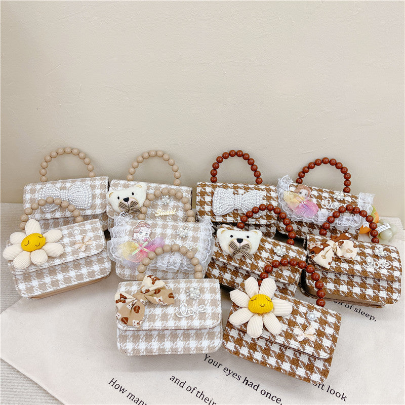 Kleine Umhängetasche für Damen ⎜ Karomuster Handtasche mit Perlengriff und Verspieltem Design