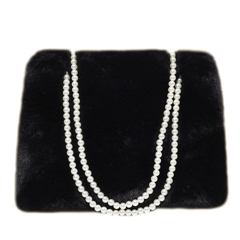 Umhängetasche für Damen ⎜ Weiche Plüsch-Tasche mit Perlenkette und großzügigem Stauraum für elegante Auftritte