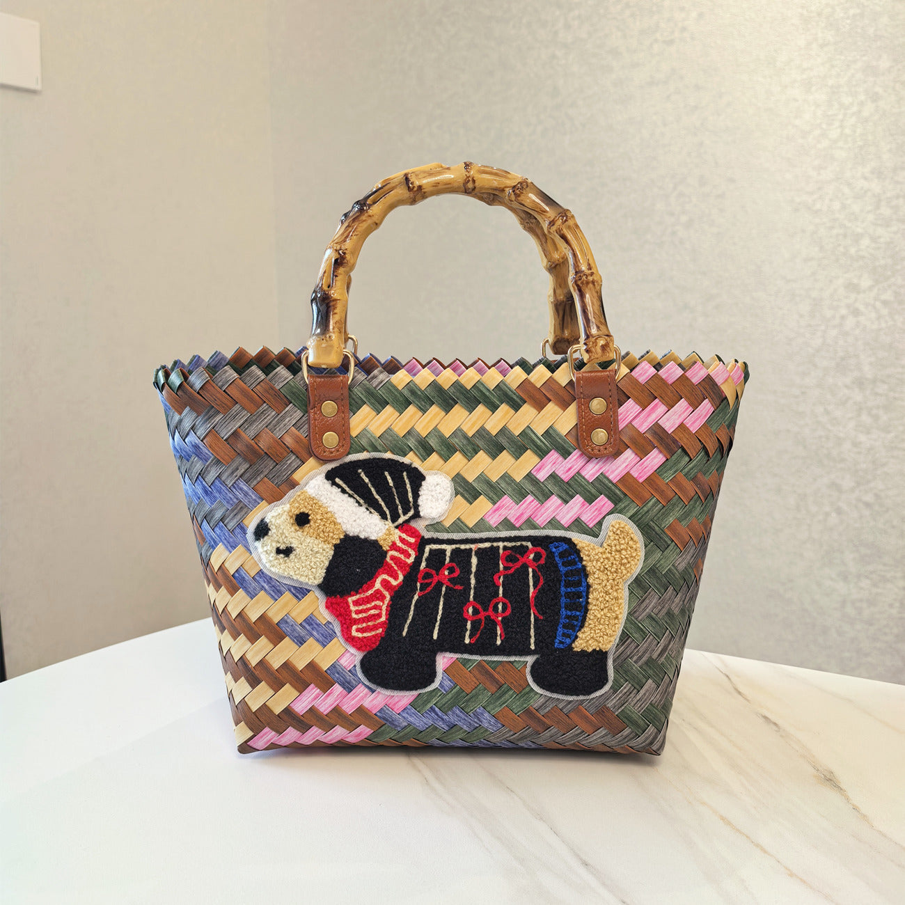 Strandtasche für Damen ⎜ Bunte Korbtasche im Vintage-Stil mit Hundemotiv und stabilen Henkeln