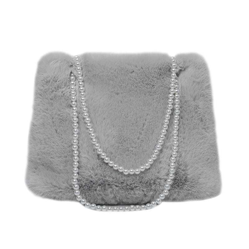 Umhängetasche für Damen ⎜ Weiche Plüsch-Tasche mit Perlenkette und großzügigem Stauraum für elegante Auftritte