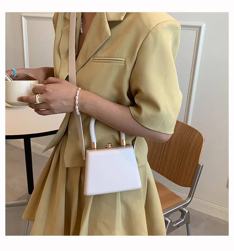 Damen Clip-Handtasche in Kontrastfarben ⎜ Elegante Mini-Tasche mit Bügelverschluss und kurzem Tragegriff