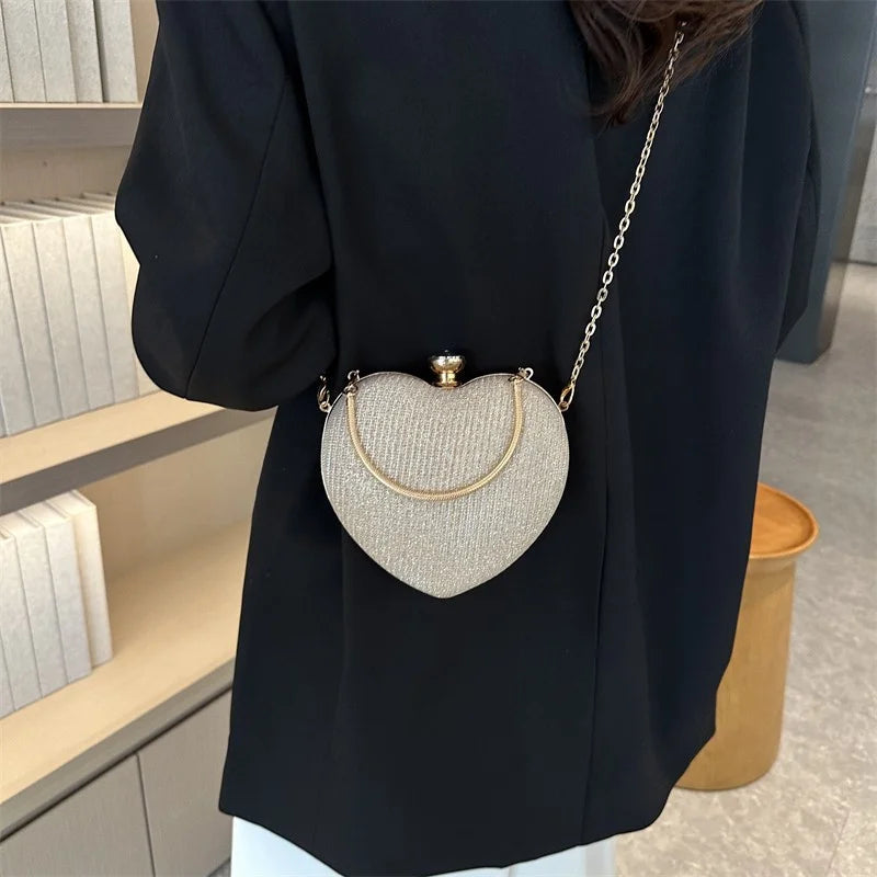 Abendtasche für Damen ⎜ Glänzende Clutch in Herzform mit Kette für elegante Events und besondere Anlässe