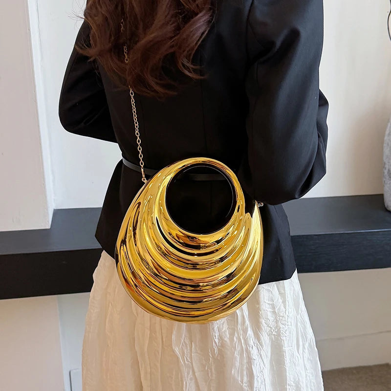 Damen Umhängetasche aus Metalloptik ⎜ Elegante Handtasche mit Kette für Party und Event