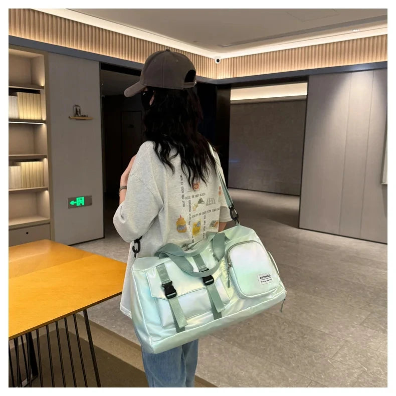 Sporttasche im Metallic-Look ⎜ Große Reisetasche mit viel Stauraum und praktischen Tragegriffen