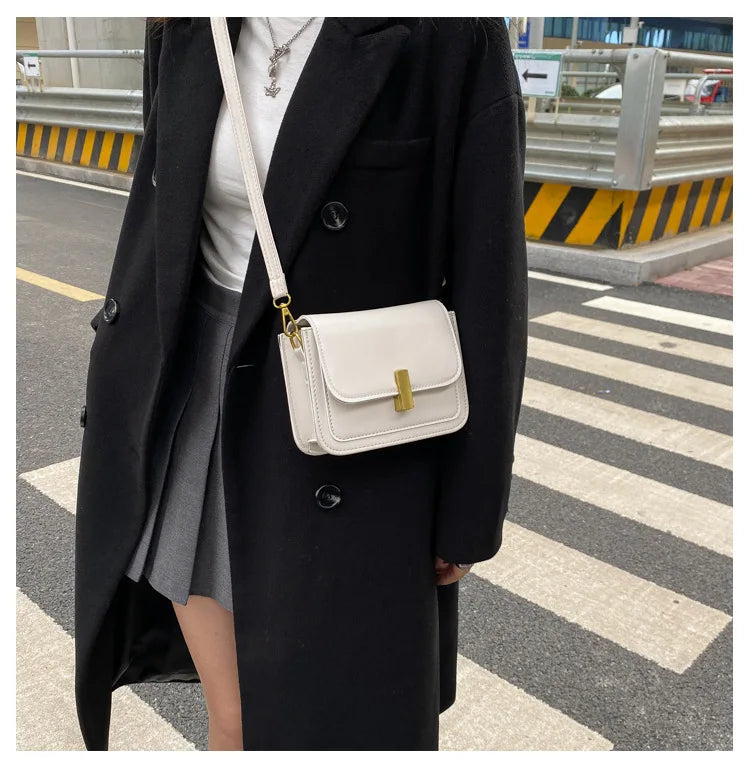 Umhängetasche für Damen ⎜ Kompakte Schultertasche in Retro-Optik mit Magnetverschluss und elegantem Design