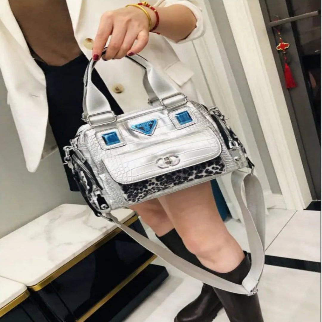 Umhängetasche für Damen ⎜ Glänzende Schultertasche mit Kroko-Prägung und Leopardenmuster für modische Auftritte