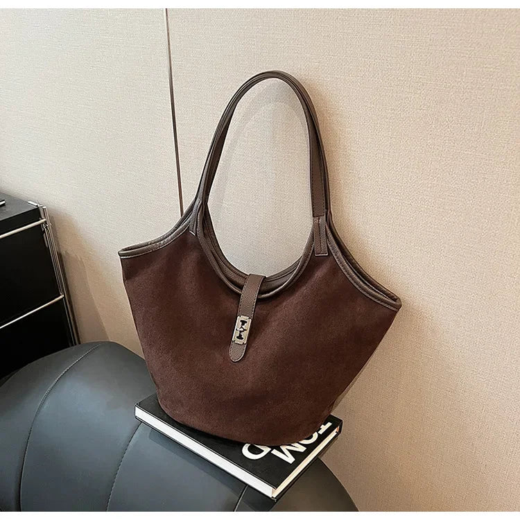 Damen Henkeltasche im Vintage-Stil ⎜ Große Schultertasche aus Wildlederoptik für Alltag und Shopping