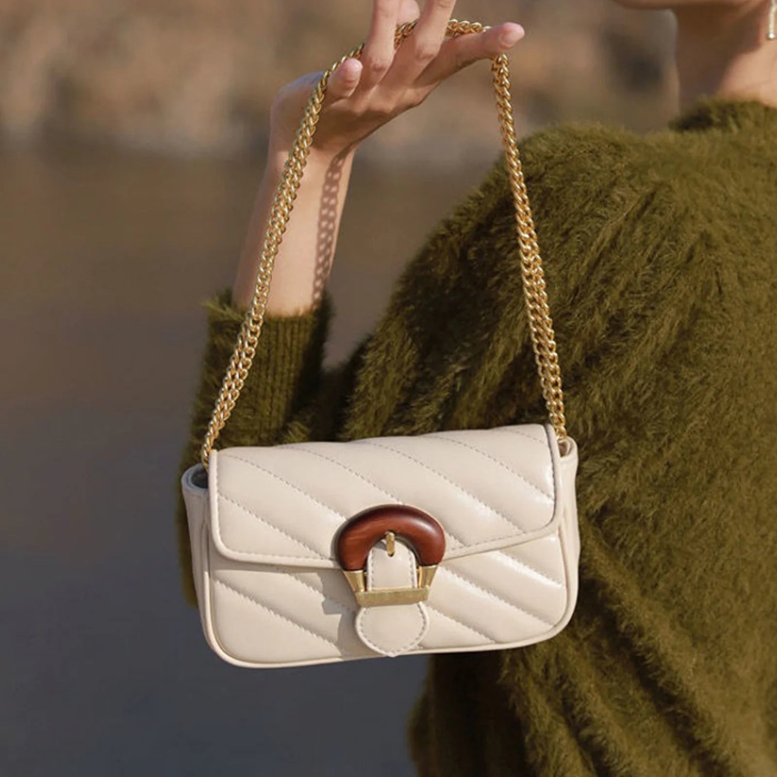 Umhängetasche für Damen ⎜ Gestepptes Mini-Bag mit Kettengurt und dekorativer Schnalle für Ausgehen und Alltag