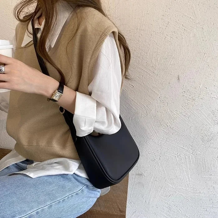 Damen Schultertasche im Retro-Stil ⎜ Schlichte Handtasche mit Viel Stauraum und Breitem Verstellbarem Riemen