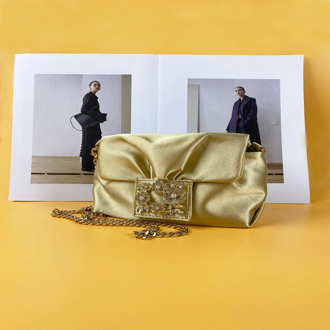 Clutch für Damen ⎜ Glänzende Umhängetasche mit Strassverzierung und Kettengurt für festliche Anlässe