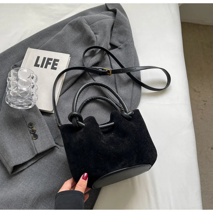 Crossbody Tasche im Vintage-Stil ⎜ Kleine Umhängetasche für Damen aus Weichem Wildleder mit Kurzgriff und Riemen