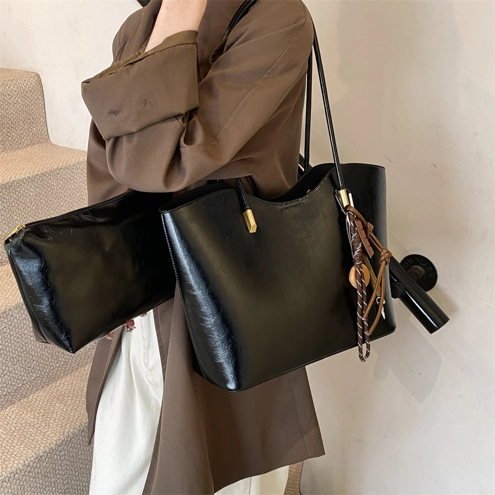 Damen Schultertasche in Lederoptik ⎜ Geräumige Alltagstasche mit Retro-Design und praktischer Innenaufteilung