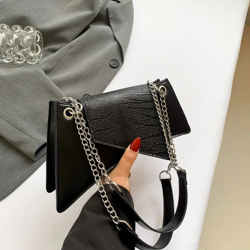 Kleine Umhängetasche für Damen ⎜ Modische Handtasche im geometrischen Design mit Kettenriemen