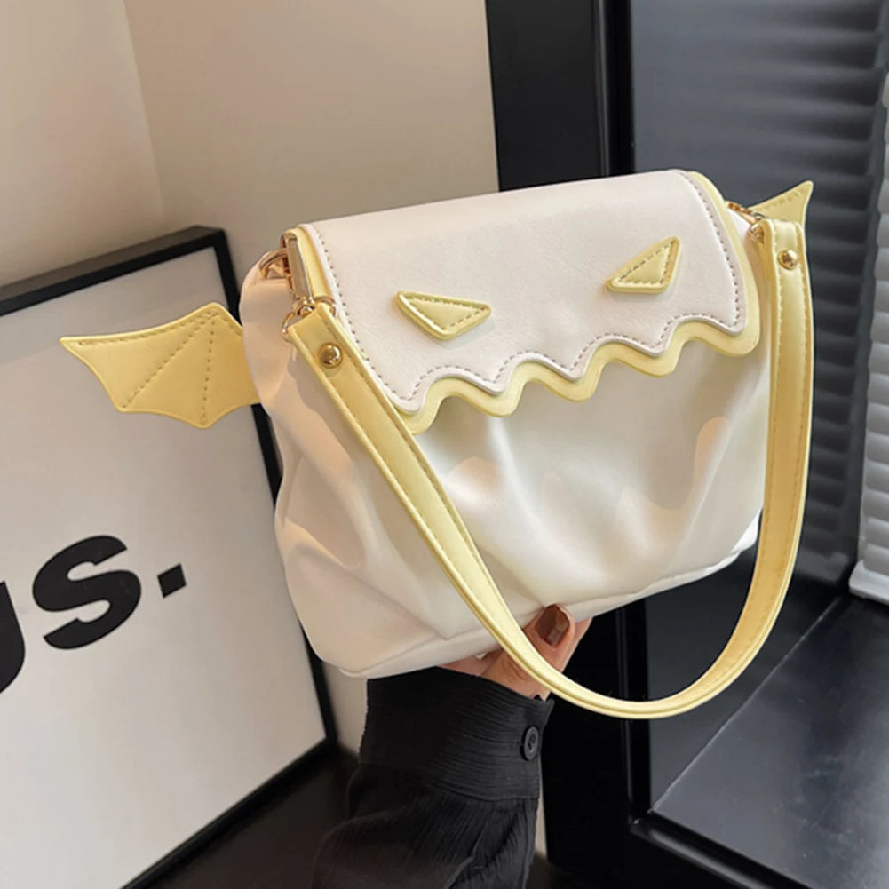 Umhängetasche für Damen ⎜ Verspielte Cloud-Bag mit Falten-Design und kontrastfarbenen Flügel-Details für besondere Anlässe