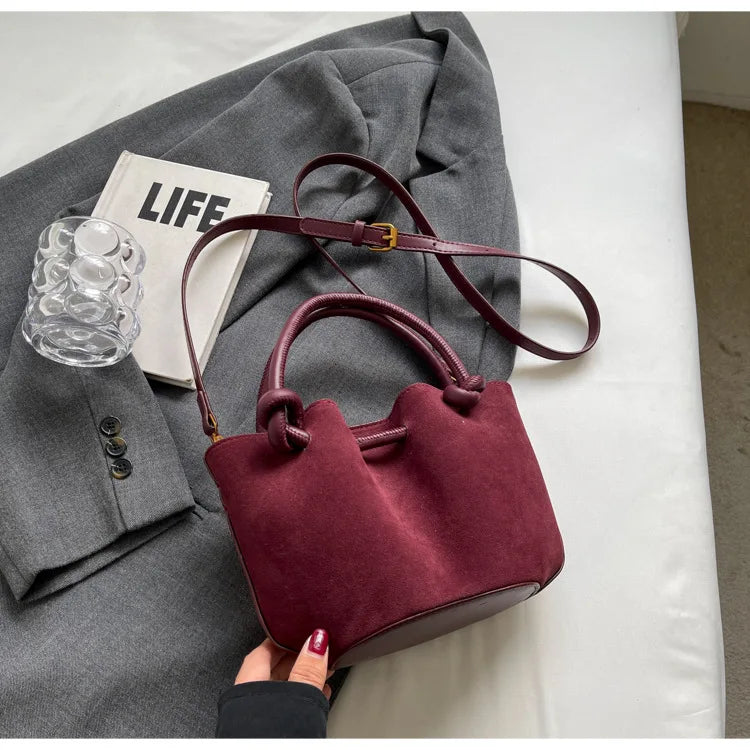 Crossbody Tasche im Vintage-Stil ⎜ Kleine Umhängetasche für Damen aus Weichem Wildleder mit Kurzgriff und Riemen