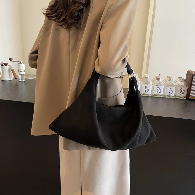 Umhängetasche für Damen ⎜ Leichte Schultertasche aus Wildleder-Optik mit Reißverschluss und Stil
